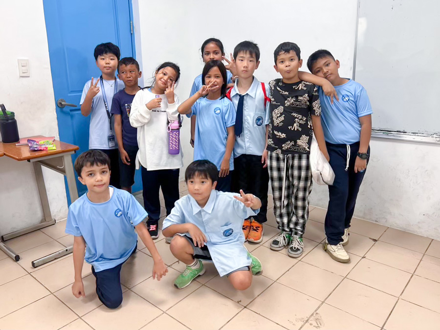 The classroom Japanese and Filipino kids